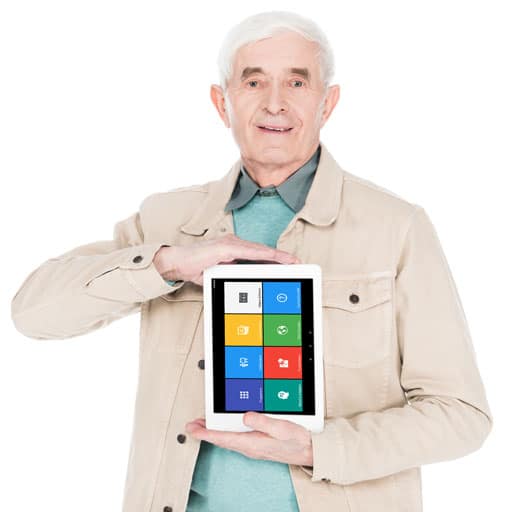 Ein älterer Mann der ein Tablet in der Hand hält, das ein einfaches Interface hat.